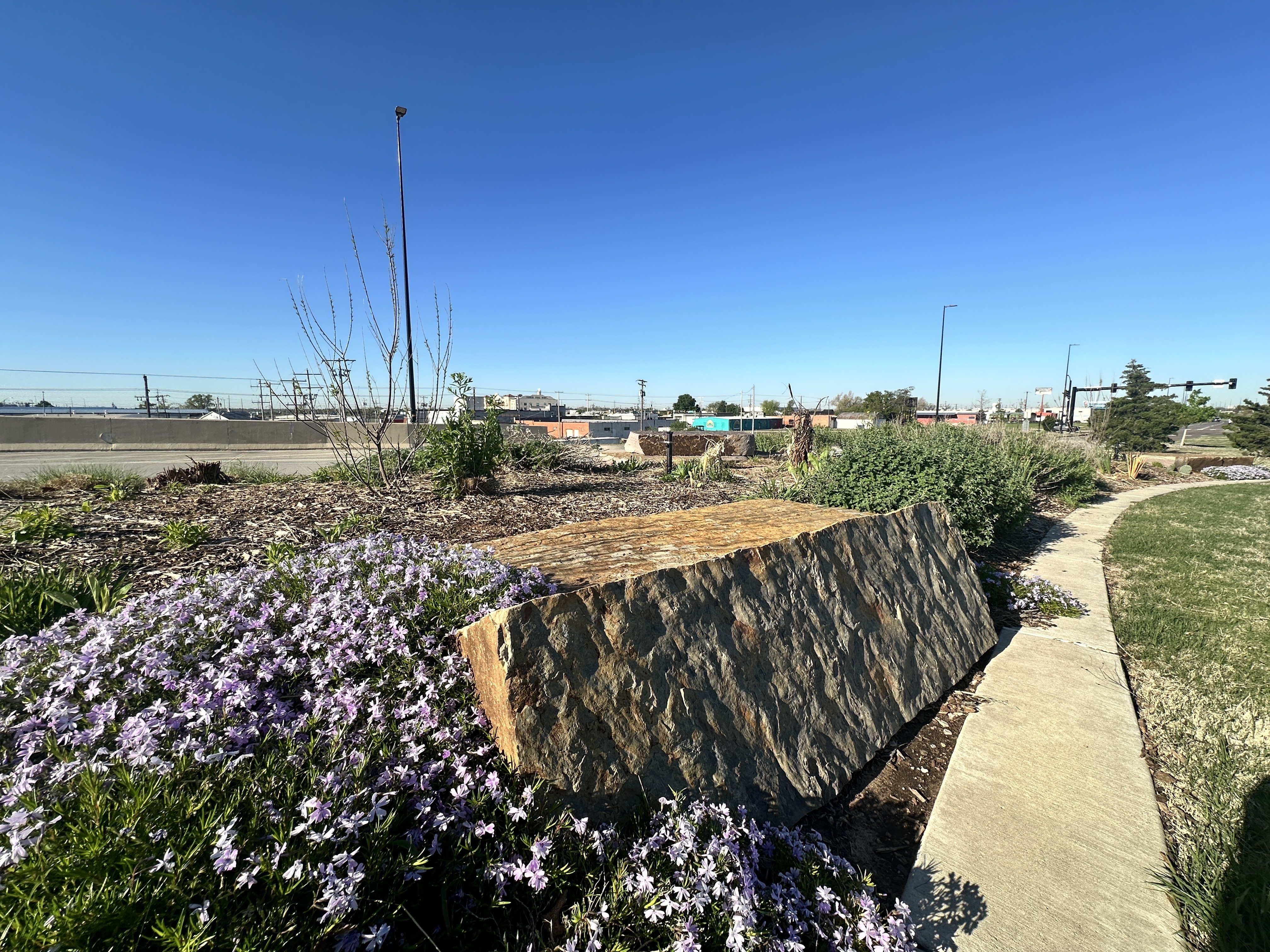 natural-stone-in-flower-bed