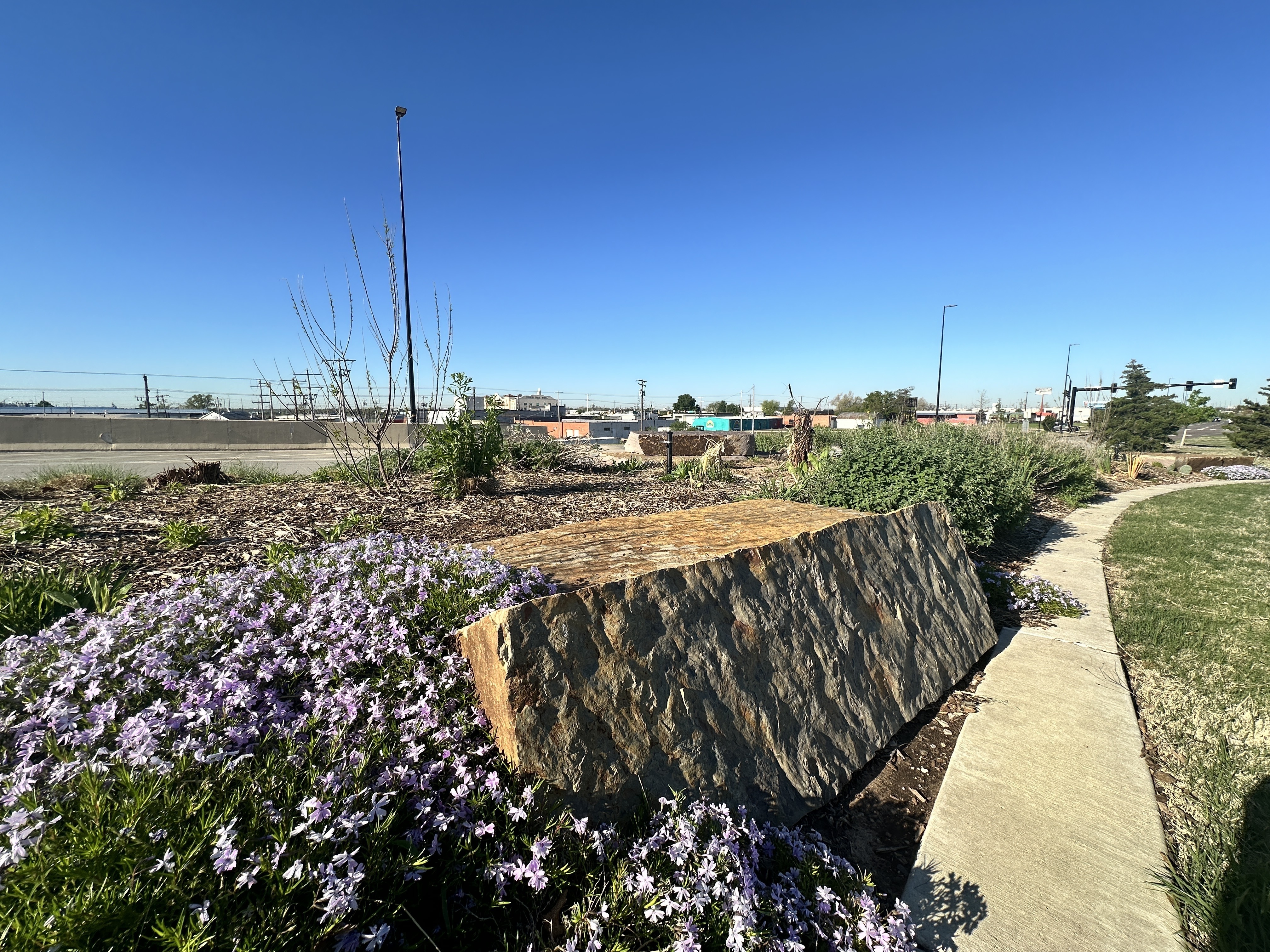 natural-stone-in-flower-bed